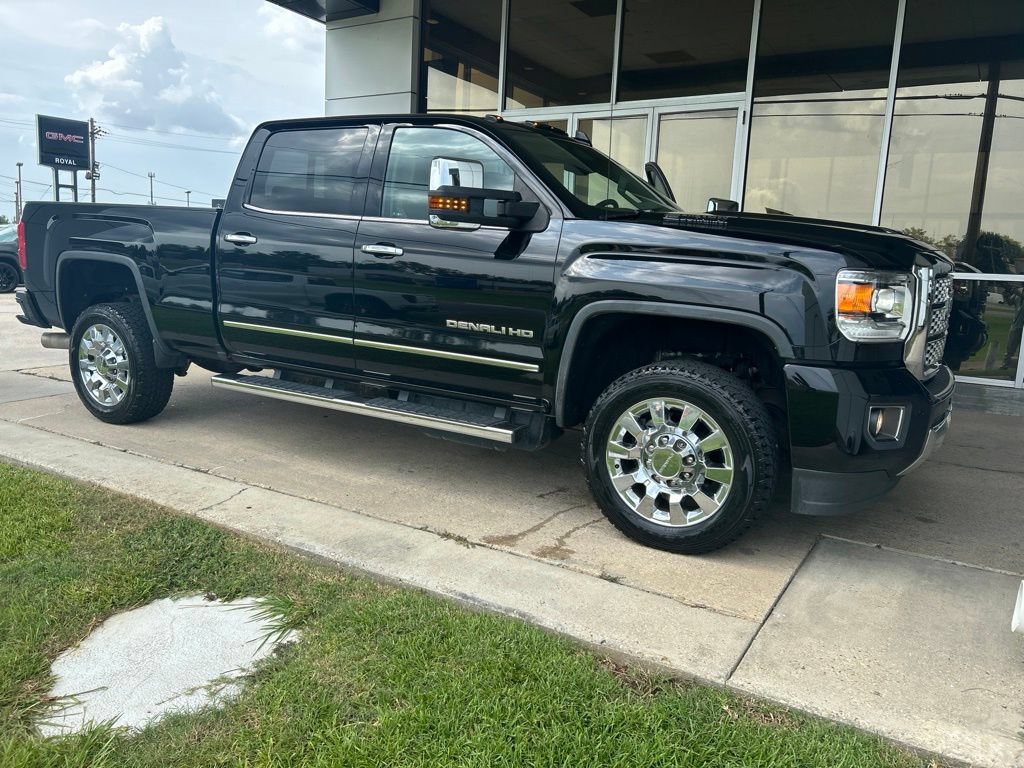 Used 2018 GMC Sierra 2500 Denali w/ Duramax Plus Package AWD/4WD image 2