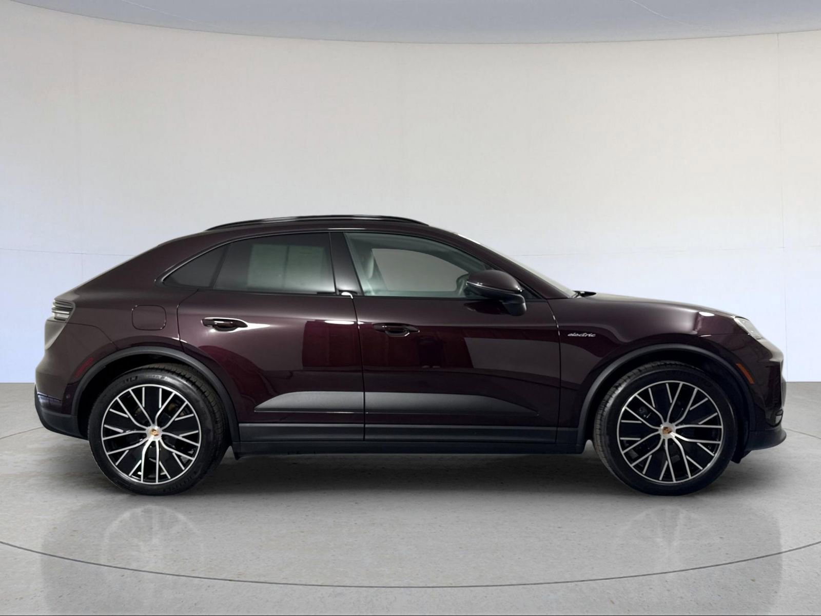 Certified 2025 Porsche Macan Electric RWD image 9