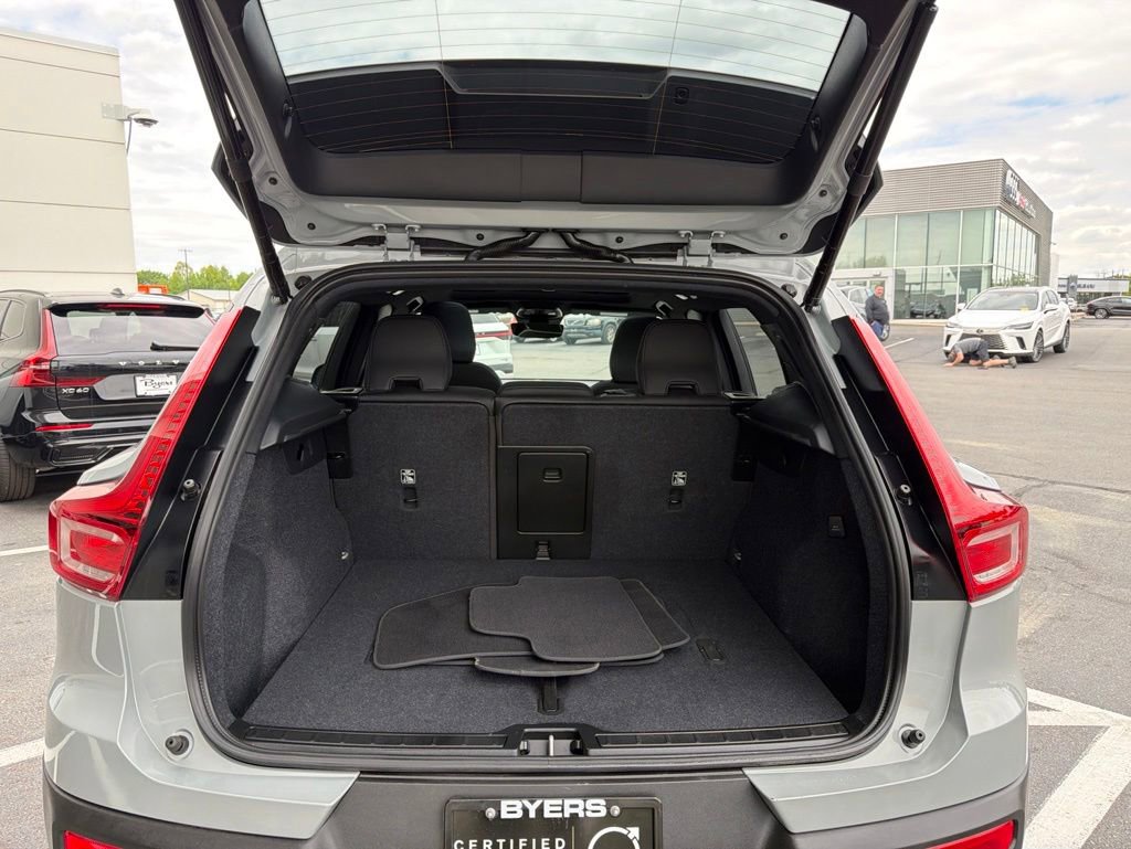 Certified 2025 Volvo XC40 B5 Plus AWD/4WD image 5