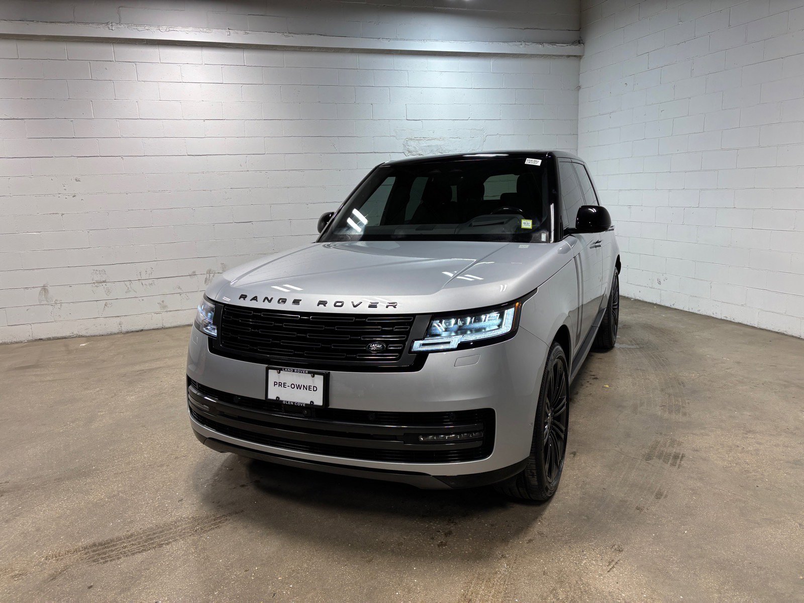 Used 2025 Land Rover Range Rover SE AWD/4WD image 2