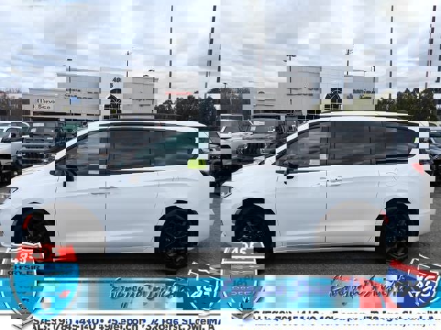 Used 2025 Chrysler Pacifica Limited FWD image 2