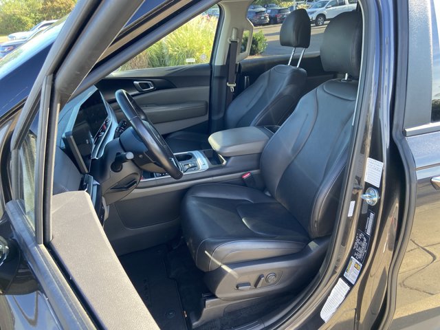 Used 2025 Kia Carnival FWD image 18