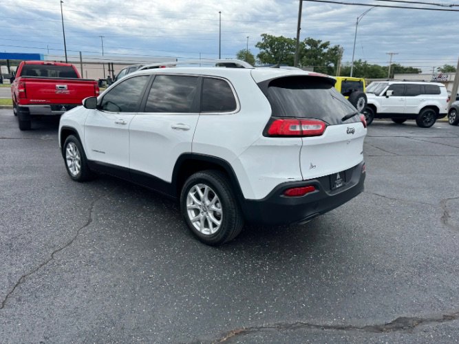 Used 2018 Jeep Cherokee Latitude Plus FWD image 3
