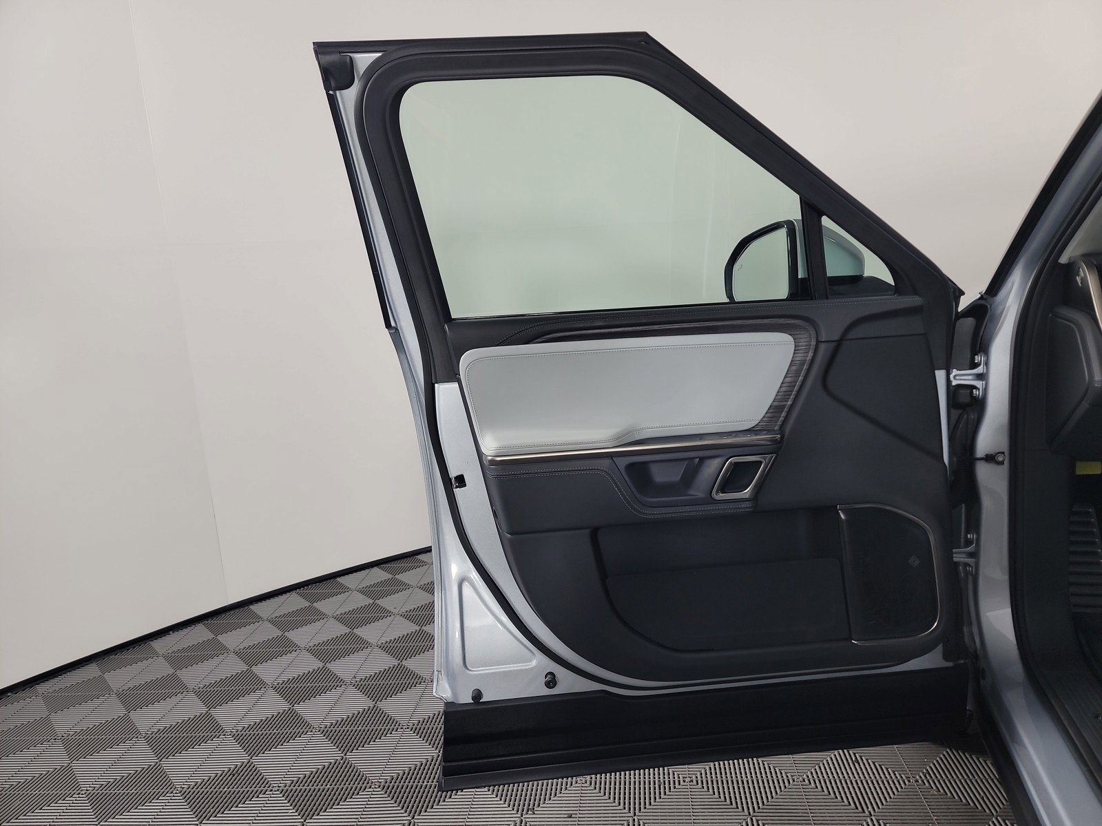 Used 2024 Rivian R1S Adventure image 16