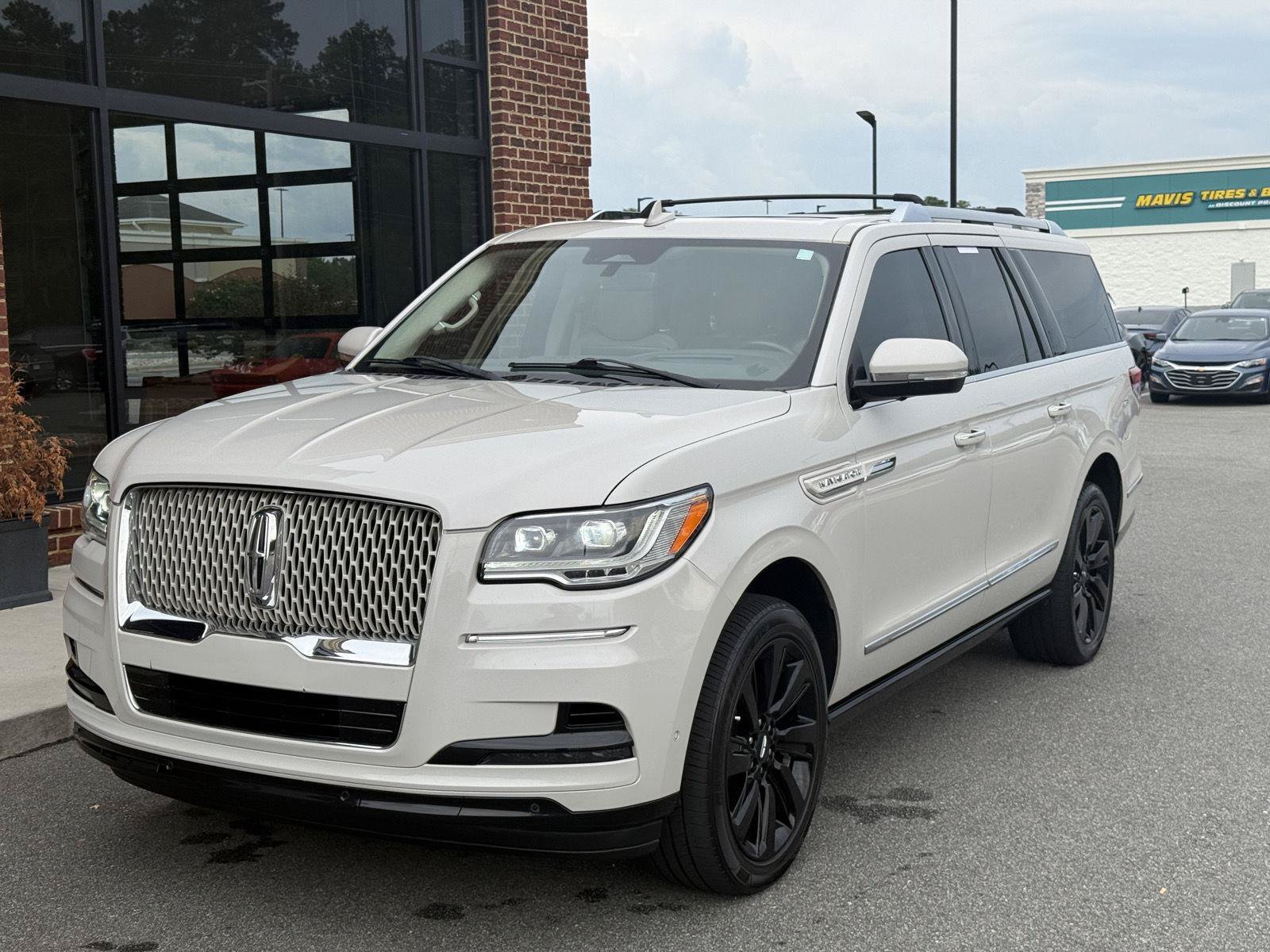 Used 2022 Lincoln Navigator L Reserve RWD image 1