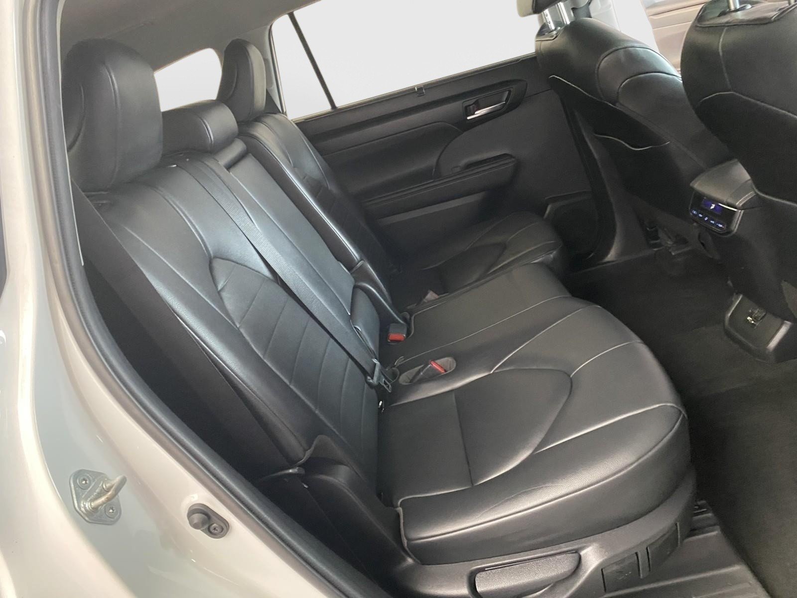 Used 2020 Toyota Highlander XLE AWD/4WD image 11