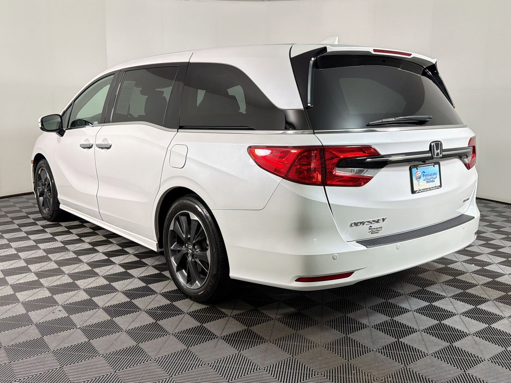 Used 2023 Honda Odyssey Elite image 3