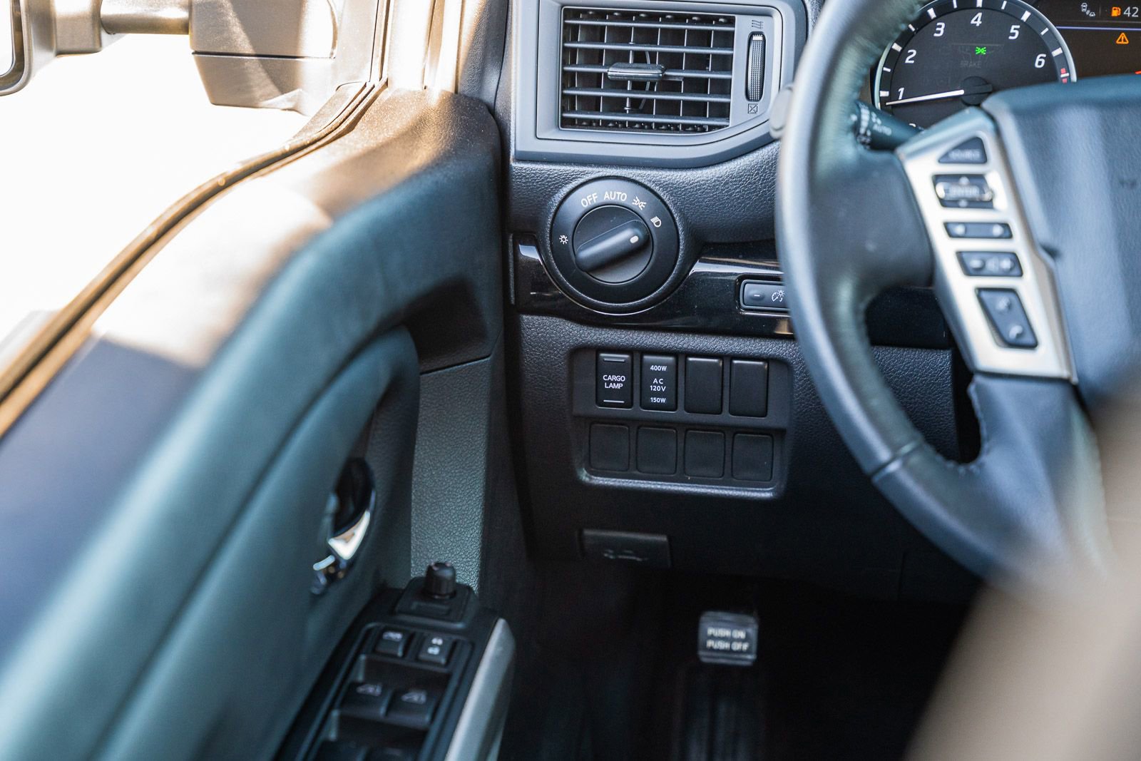 Used 2024 Nissan Titan SV w/ SV Convenience Package image 25