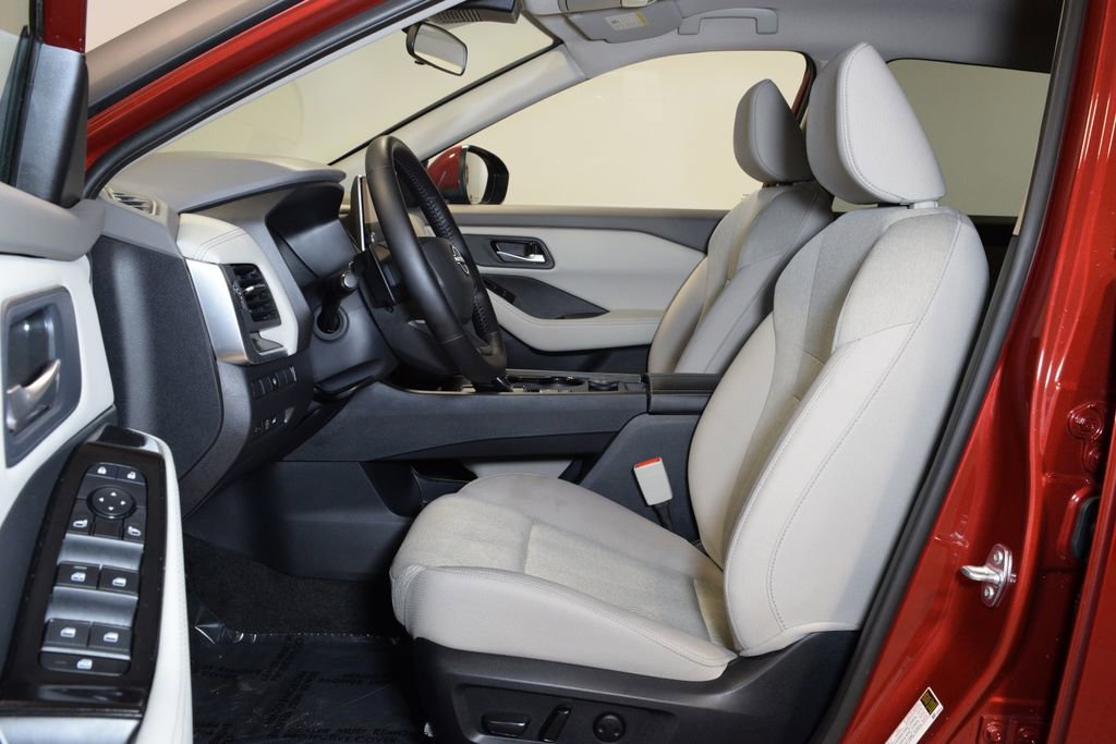 Used 2025 Nissan Rogue SV AWD/4WD image 5