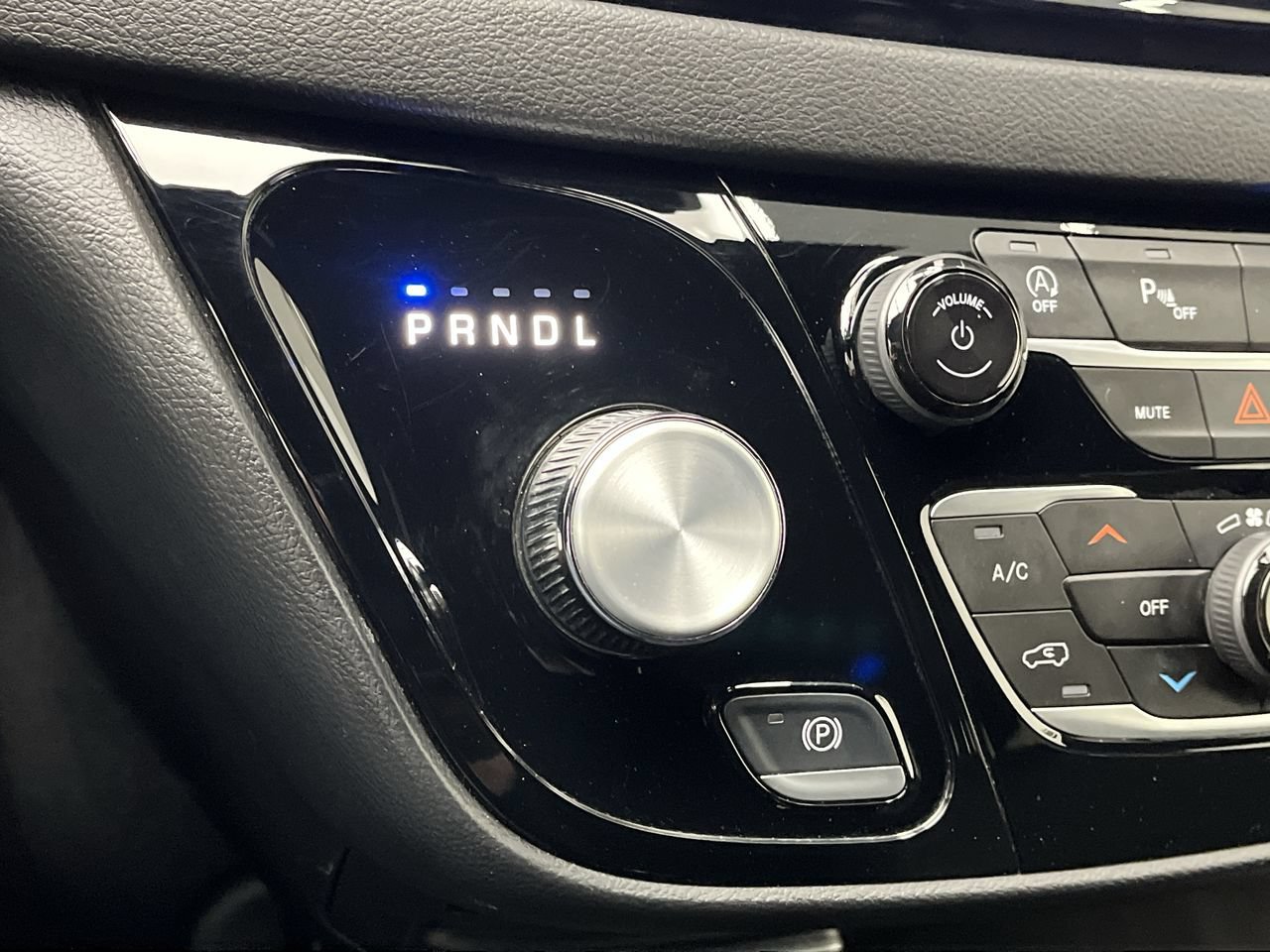 Used 2025 Chrysler Pacifica Select FWD image 26