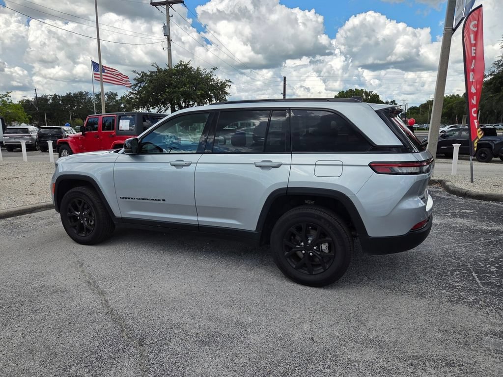Used 2025 Jeep Grand Cherokee Altitude AWD/4WD image 11