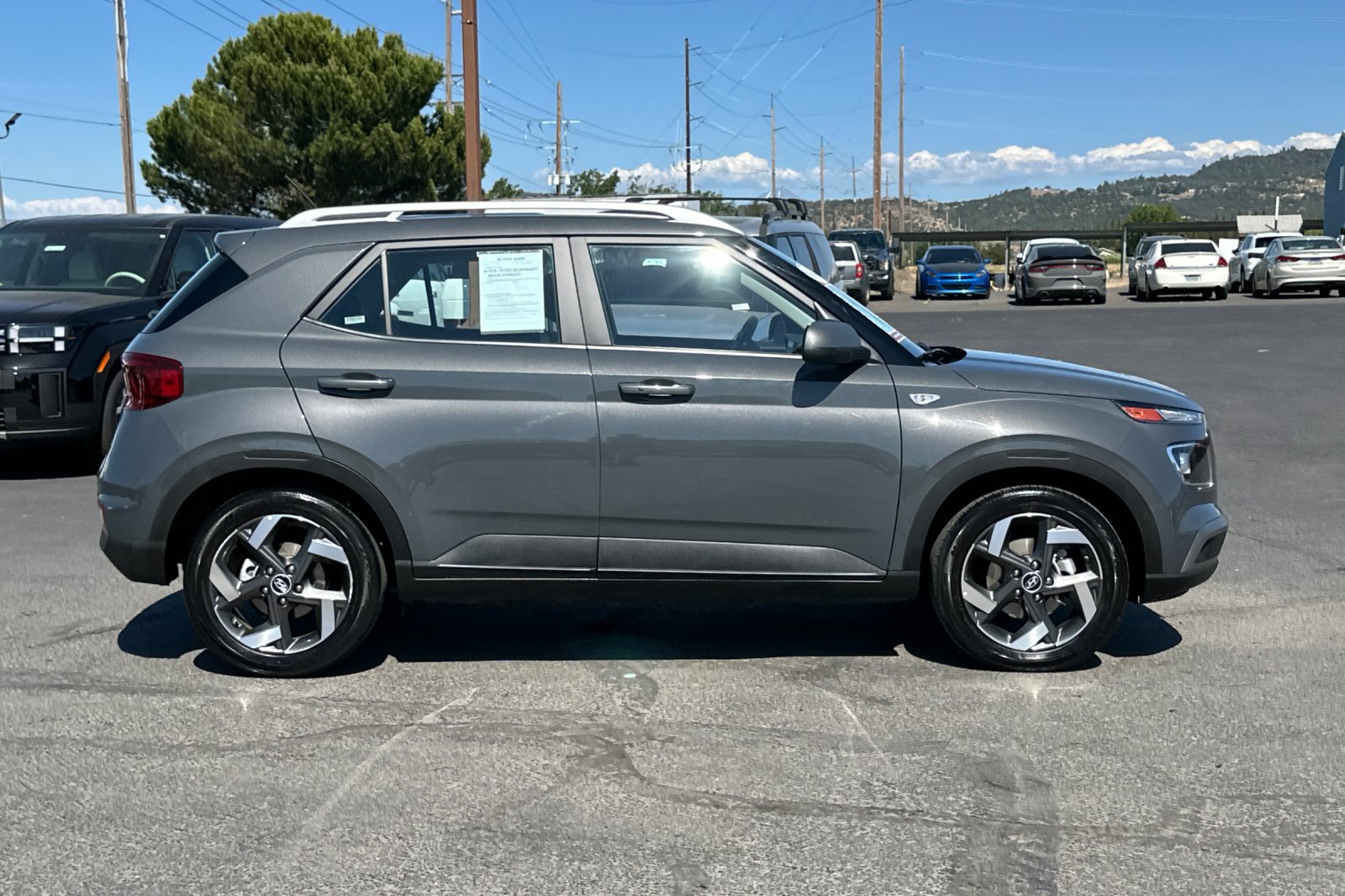 Certified 2025 Hyundai Venue SEL FWD image 3