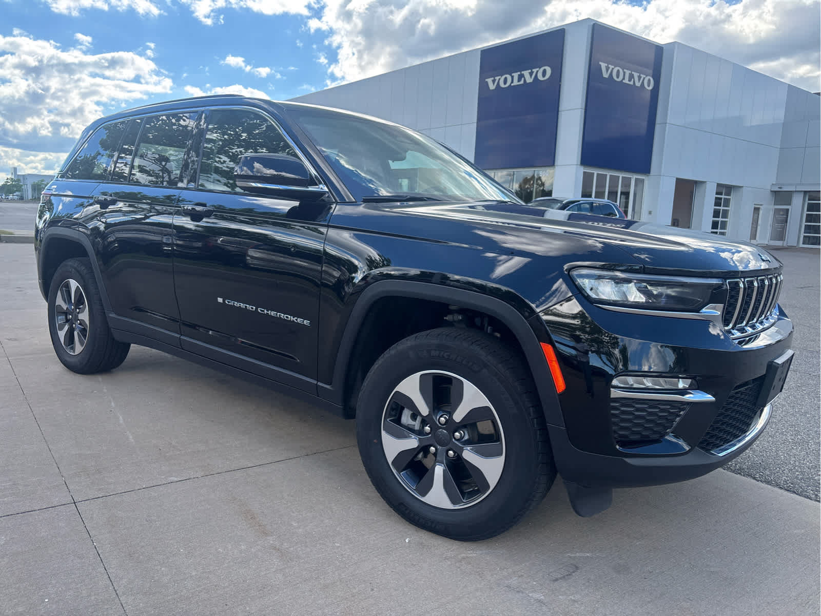 Used 2023 Jeep Grand Cherokee 4WD 4xe image 1