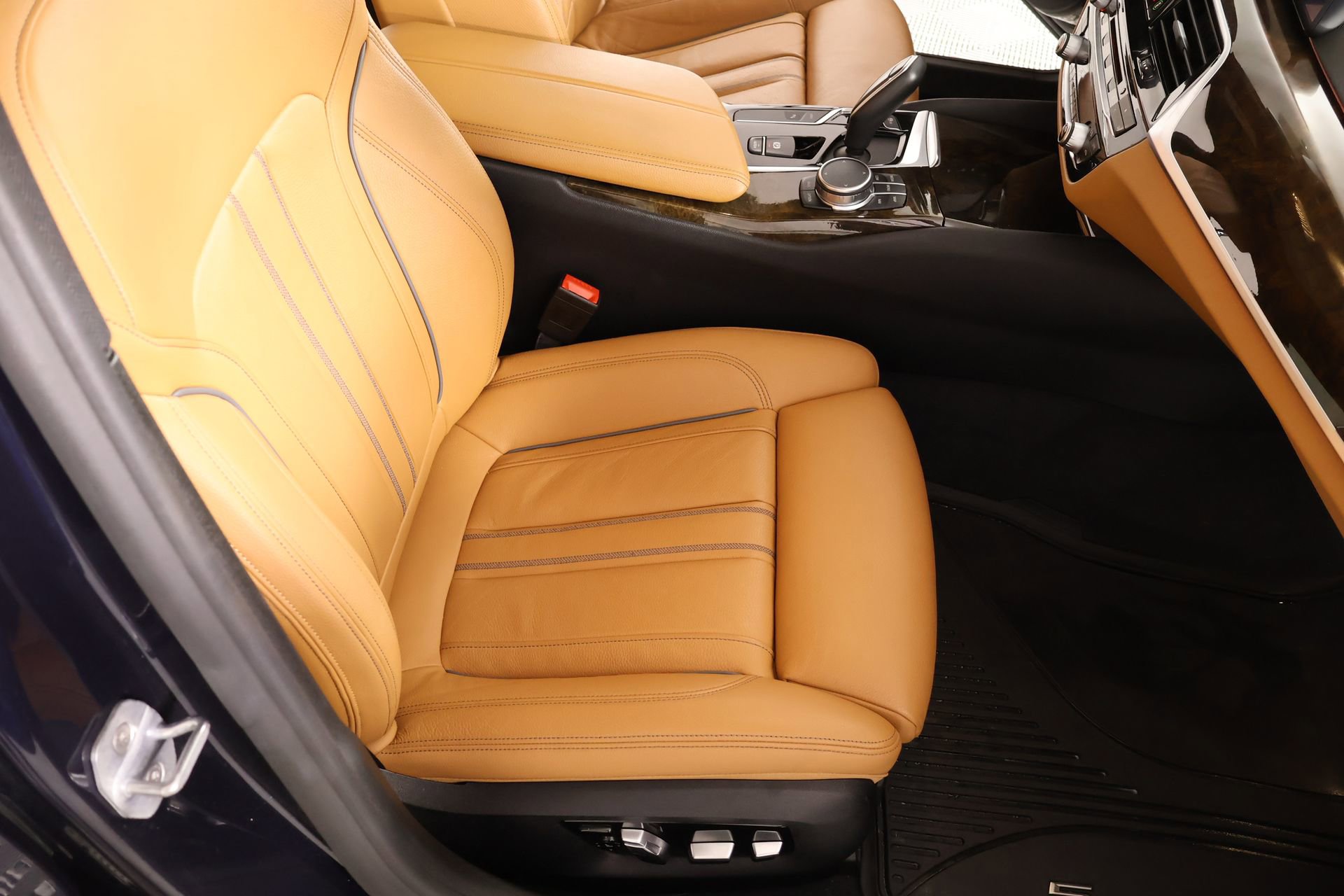 Used 2019 BMW 530e xDrive w/ Convenience Package image 14