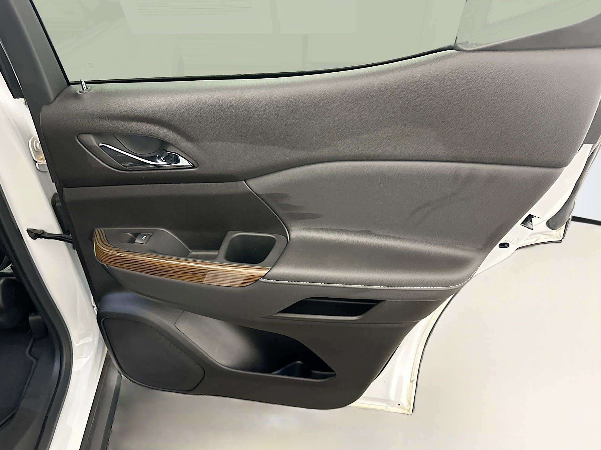 Used 2023 GMC Acadia SLE w/ Driver Convenience Package image 32