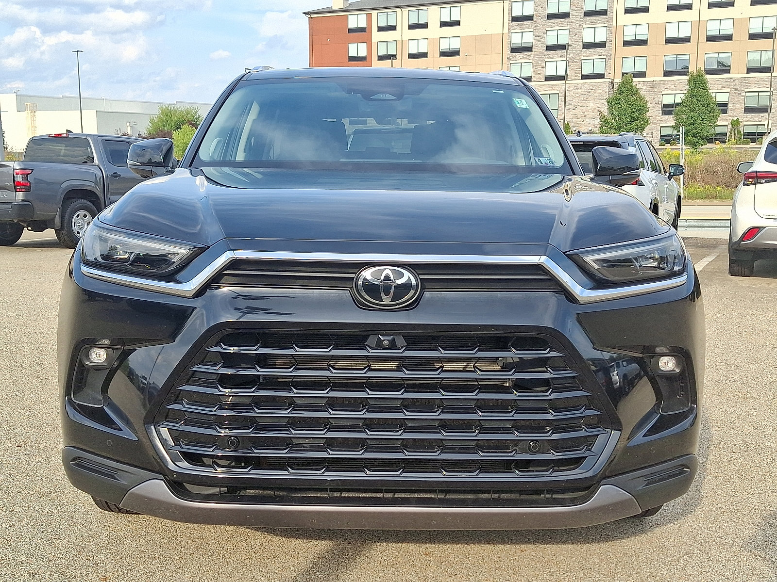 Used 2024 Toyota Grand Highlander AWD image 2
