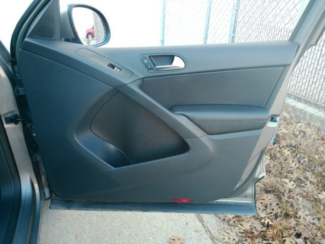 Used 2011 Volkswagen Tiguan SE image 17