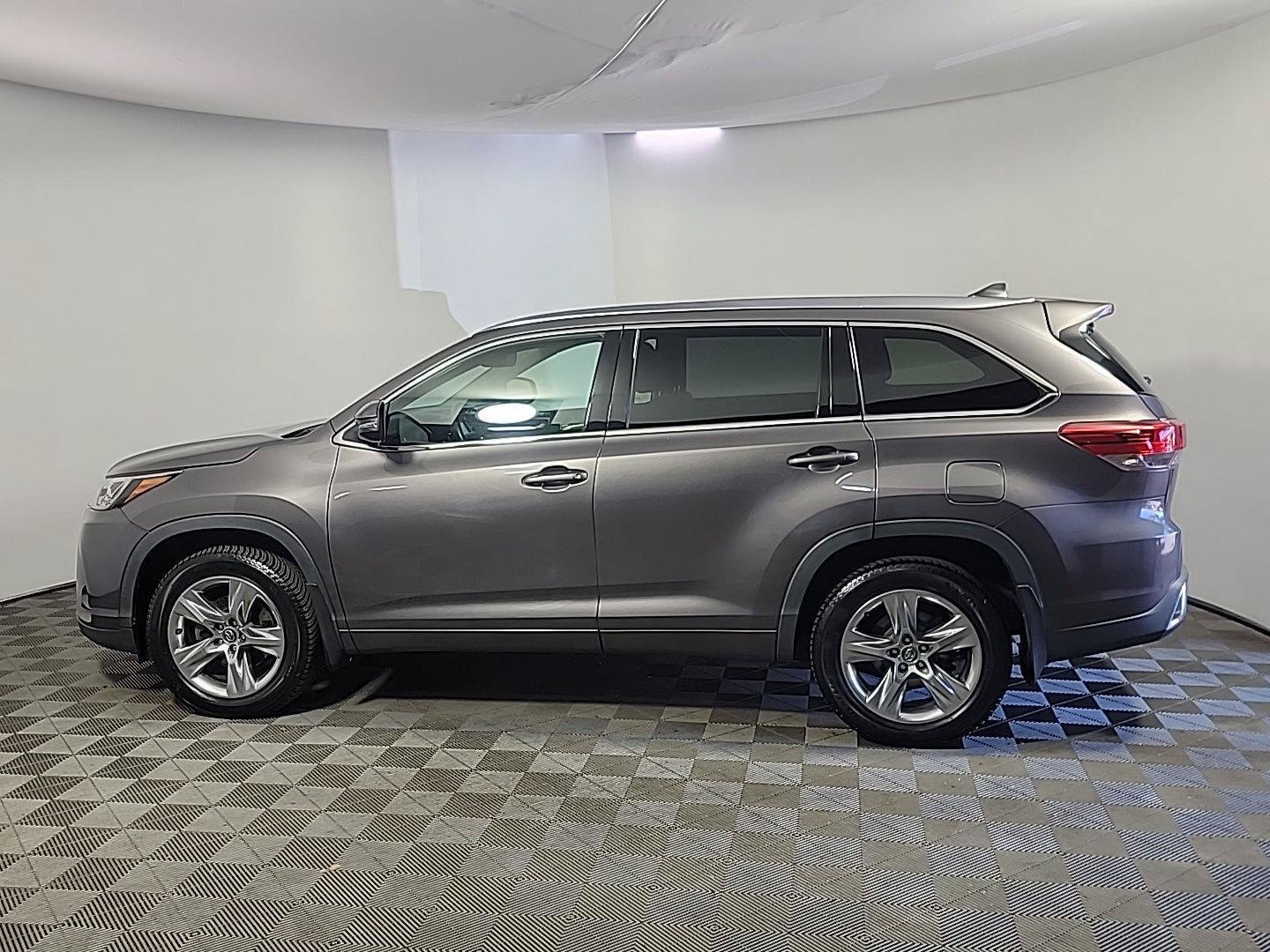 Used 2018 Toyota Highlander Limited AWD/4WD image 11