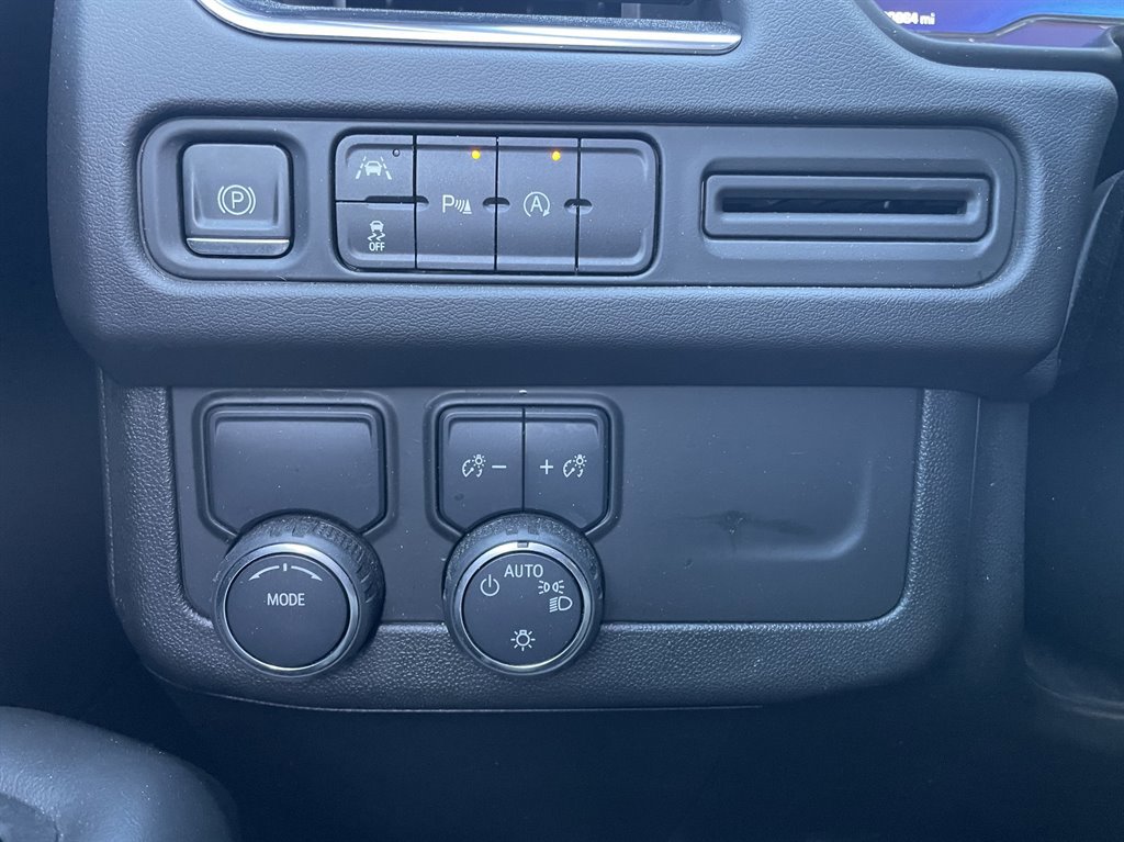 Used 2023 Chevrolet Suburban Premier image 33