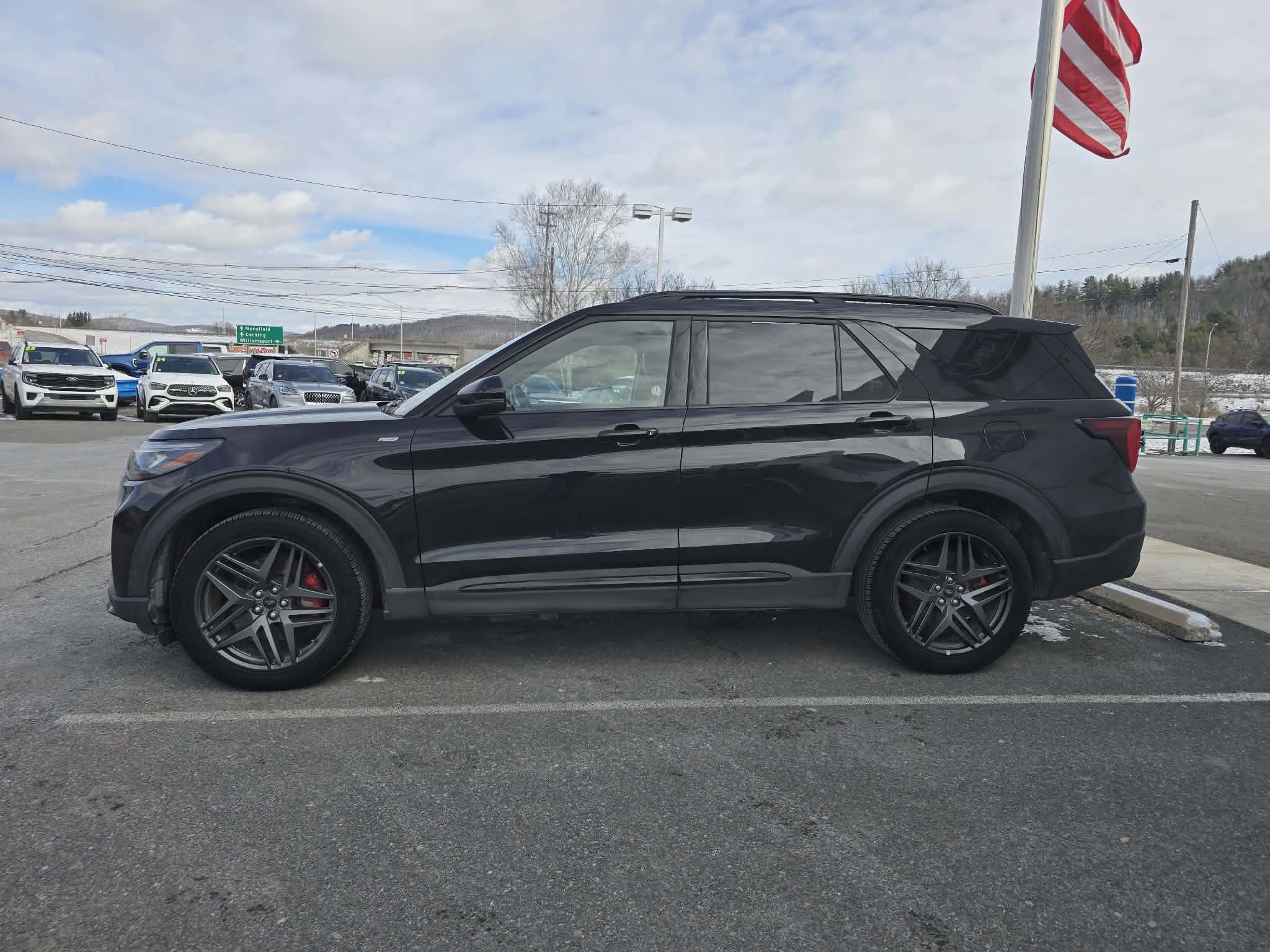 Used 2025 Ford Explorer ST-Line w/ ST-Line Street Pack image 6