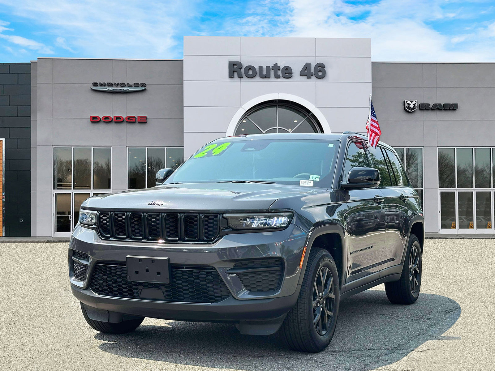 Used 2024 Jeep Grand Cherokee Altitude AWD/4WD image 2