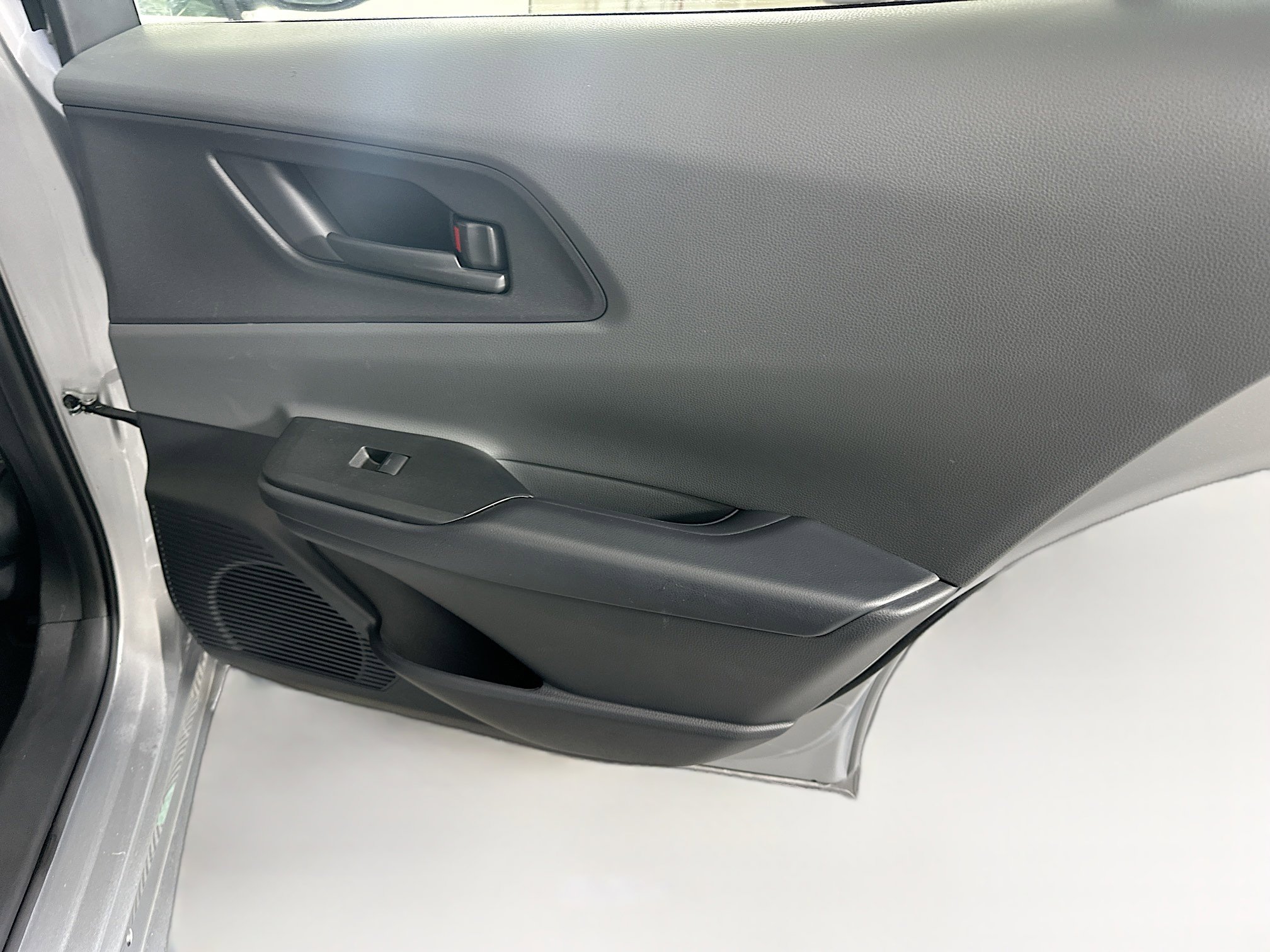 Used 2025 Toyota Prius LE FWD image 28