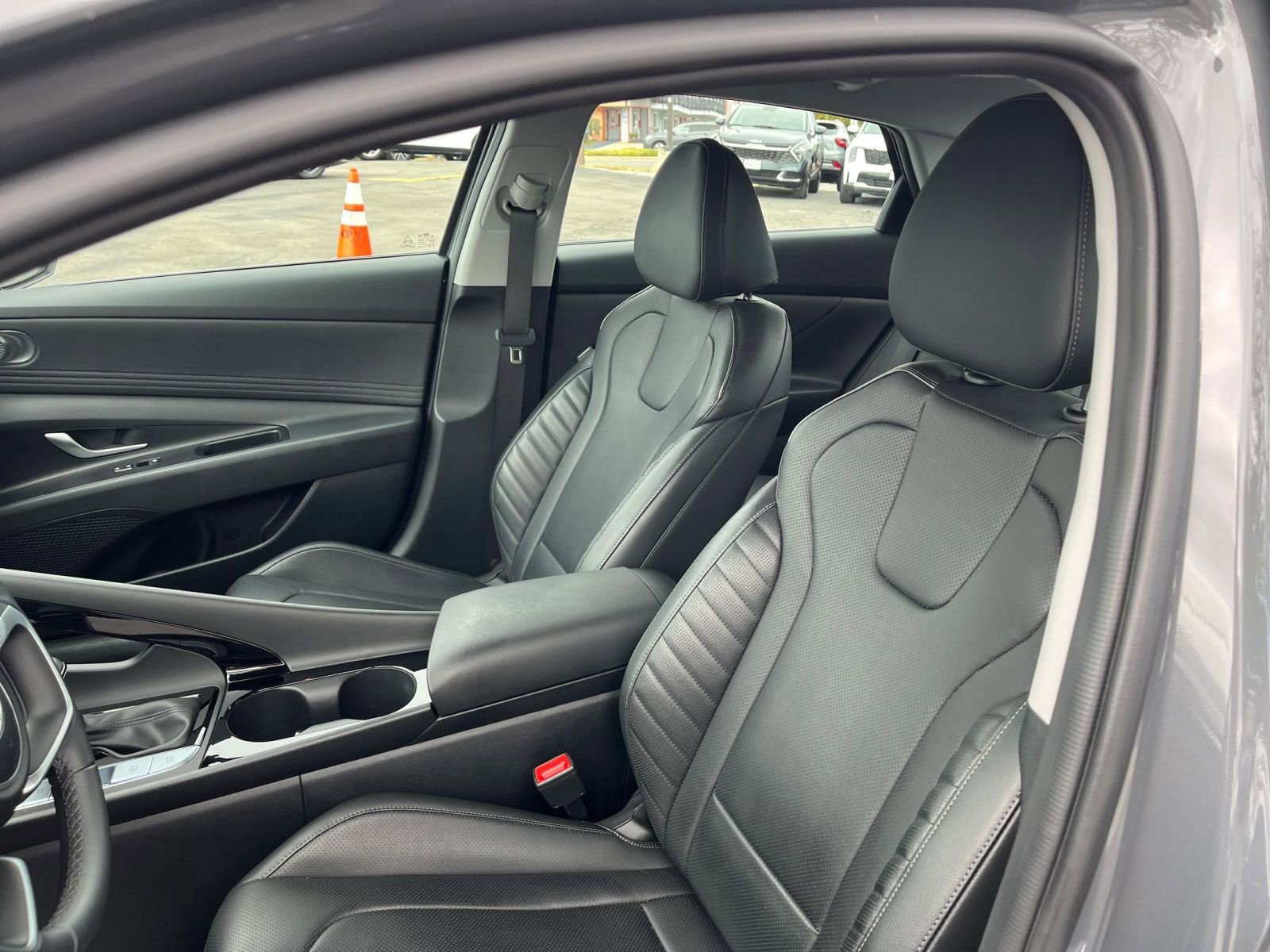 Used 2025 Hyundai Elantra Limited FWD image 27