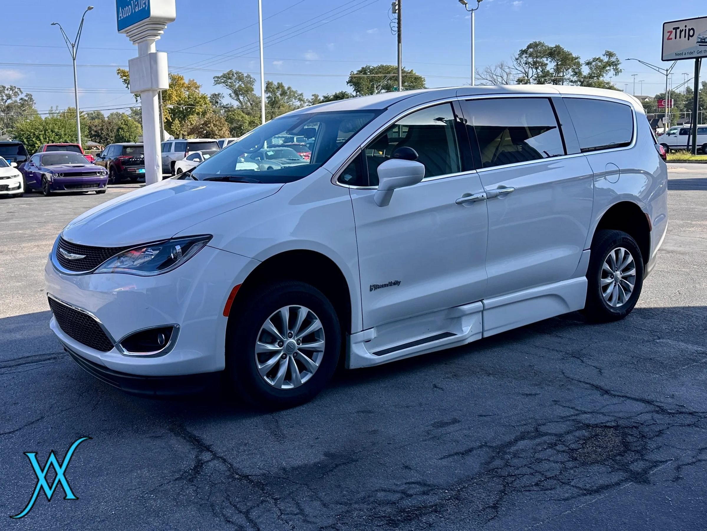 Used 2018 Chrysler Pacifica Touring Plus FWD image 3