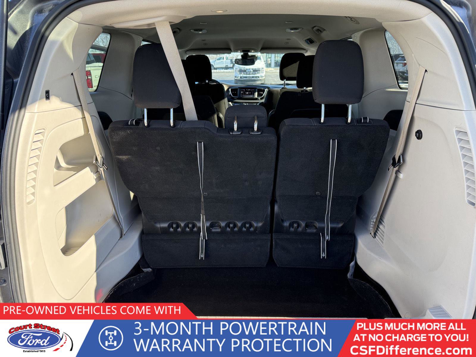 Used 2023 Chrysler Voyager LX image 10