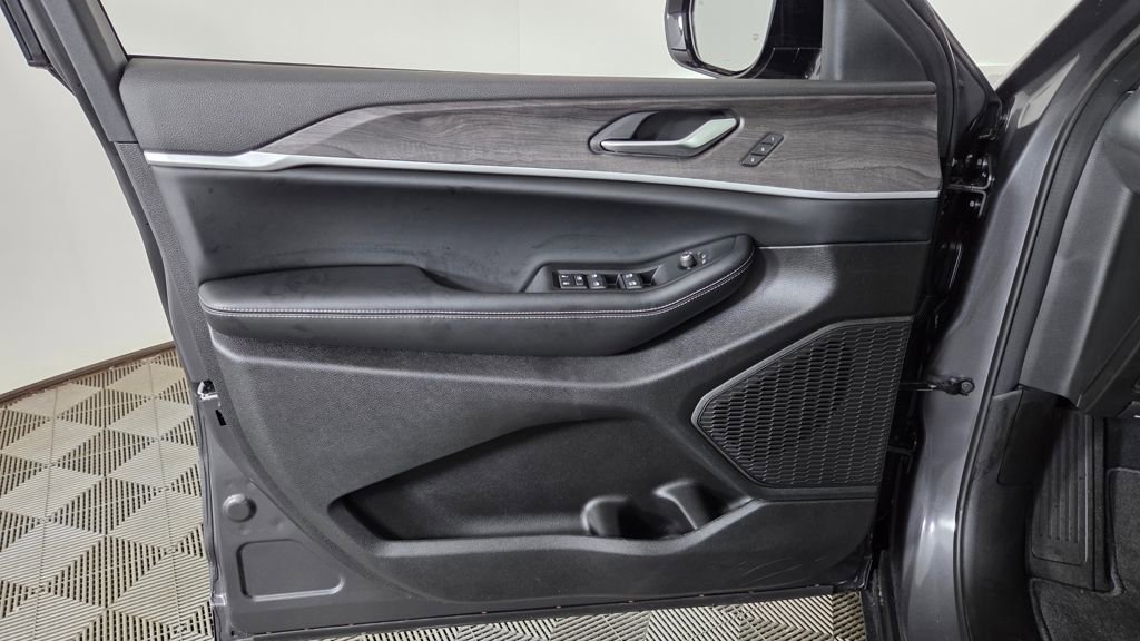 New 2025 Jeep Grand Cherokee Limited w/ Black Appearance Package image 13