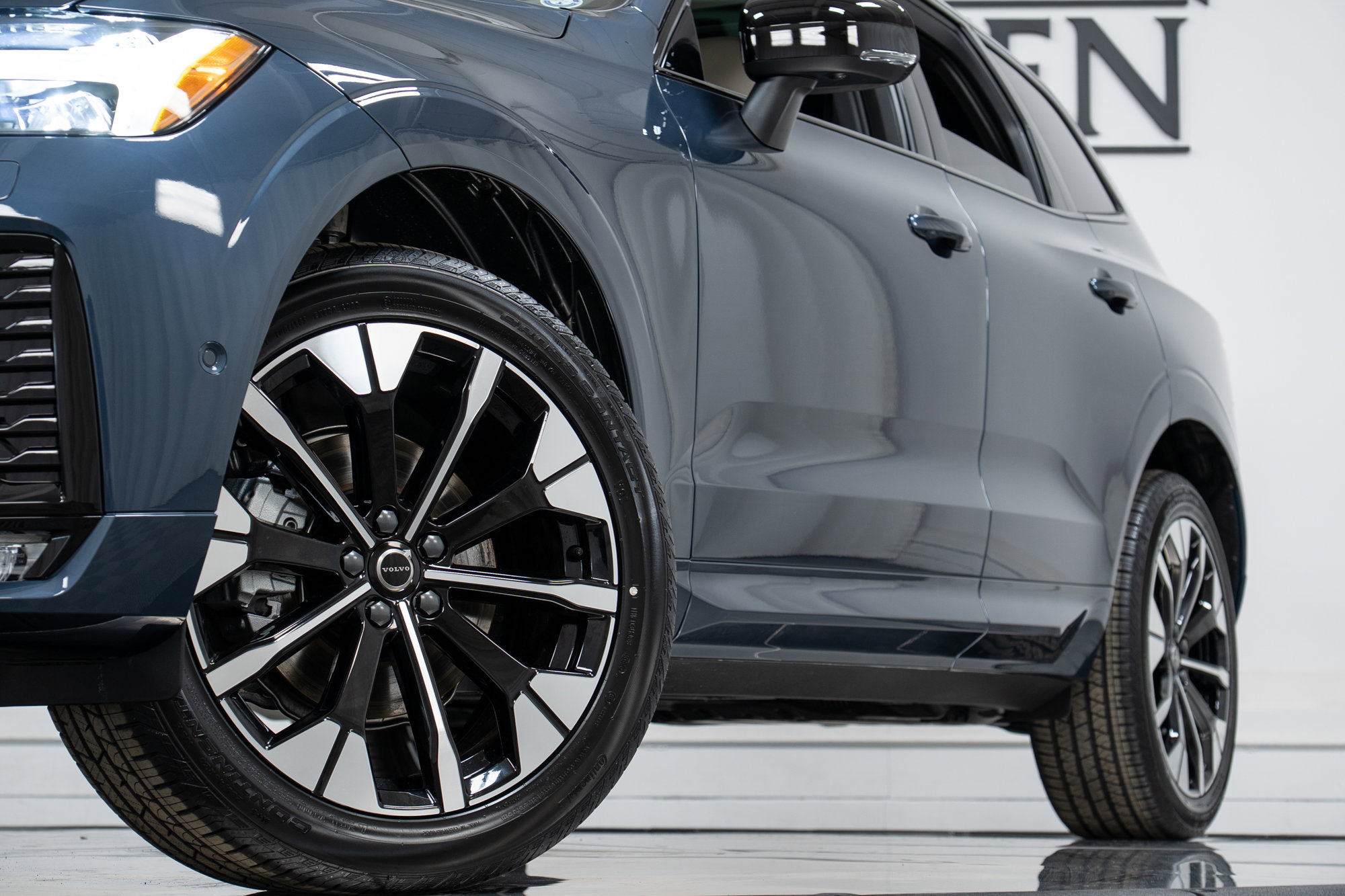 New 2026 Volvo XC60 B5 Plus w/ Climate Package image 27