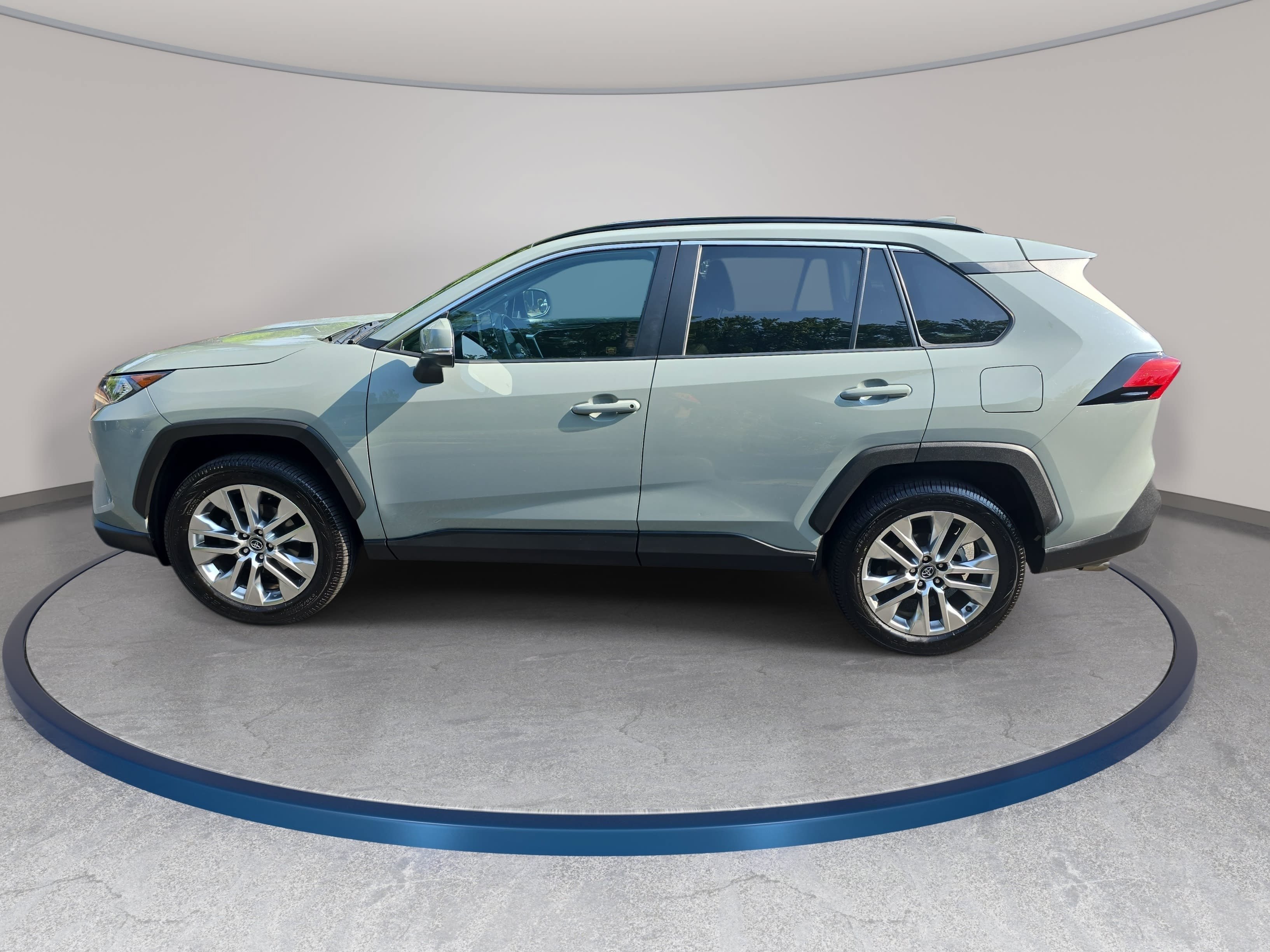 Used 2020 Toyota RAV4 XLE Premium AWD/4WD image 8