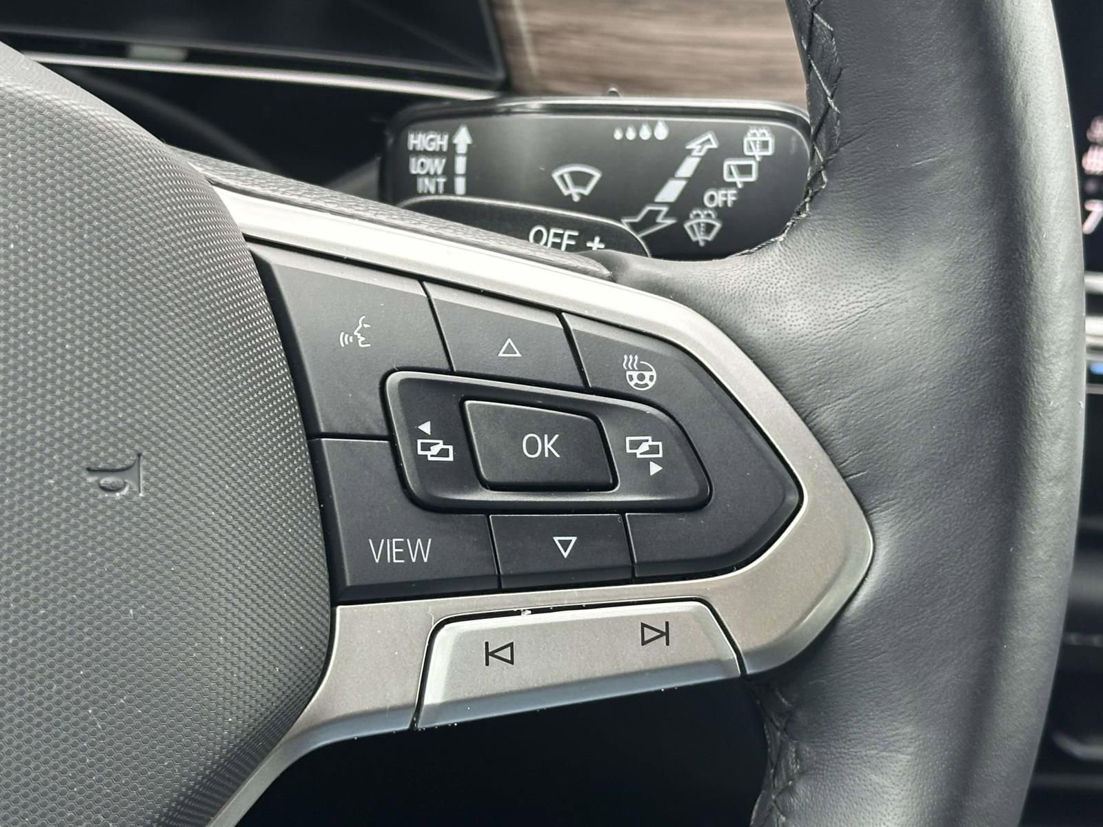 Certified 2025 Volkswagen Atlas SEL Premium R-Line image 25