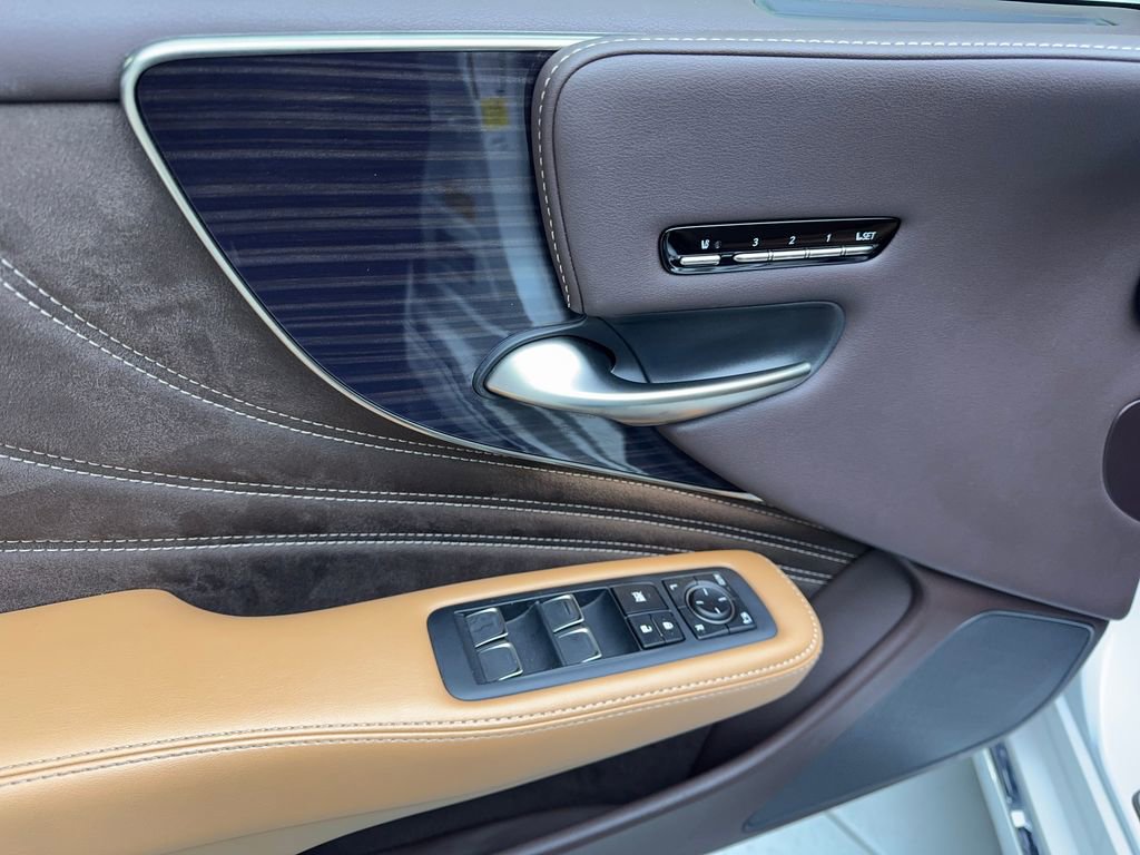 Used 2020 Lexus LS 500 w/ Accessory Package (Z2) image 32