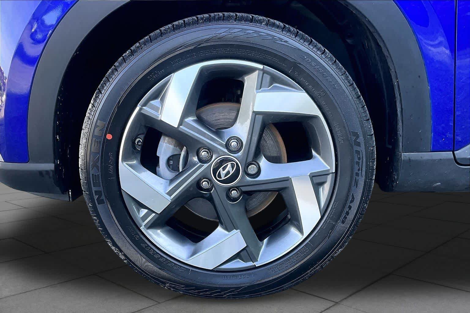 Used 2024 Hyundai Venue SEL FWD image 11