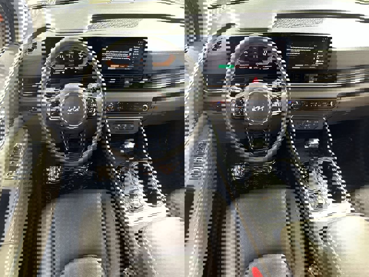 Used 2025 Kia Carnival EX image 21