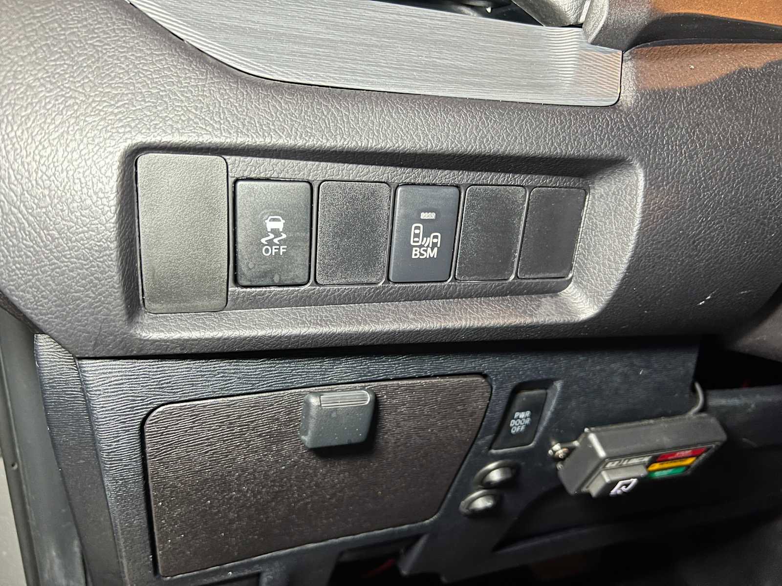 Used 2015 Toyota Sienna SE w/ SE Preferred Package image 23