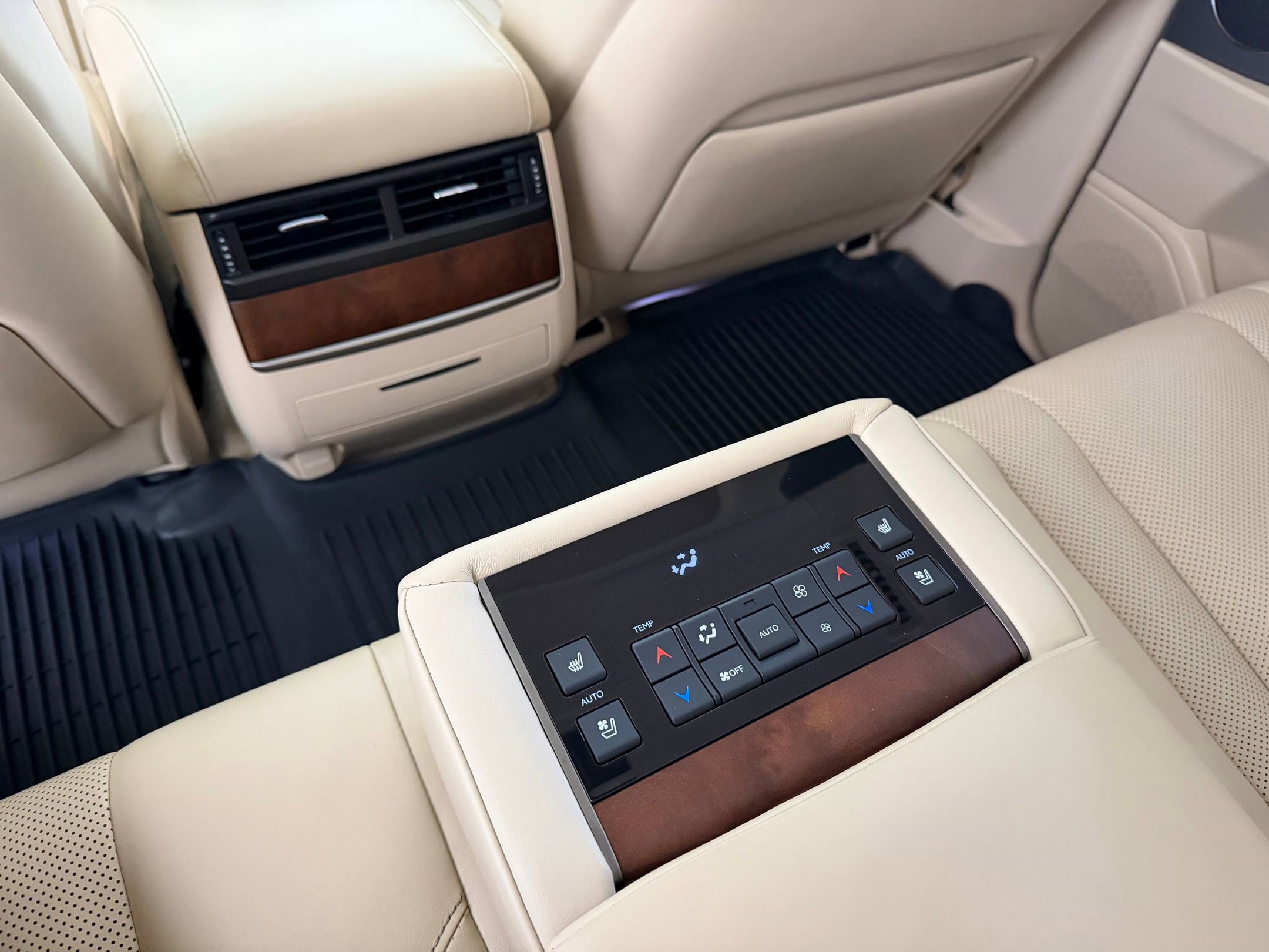 Used 2020 Lexus LX 570 4WD w/ Luxury Package image 24