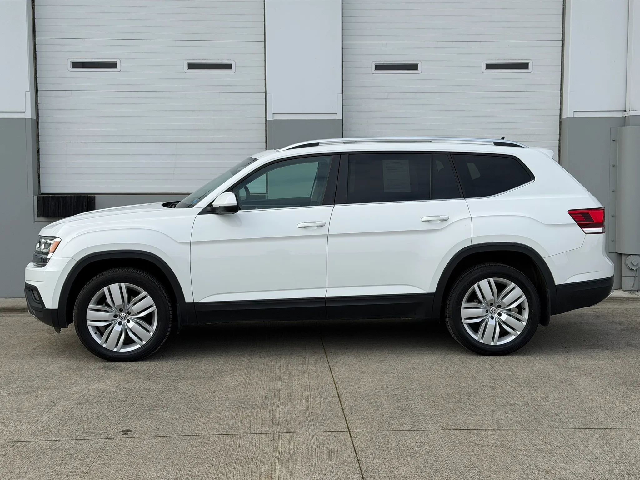 Used 2019 Volkswagen Atlas SE w/ Panoramic Sunroof Package image 2