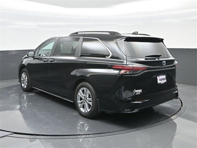 Used 2022 Toyota Sienna XSE image 2