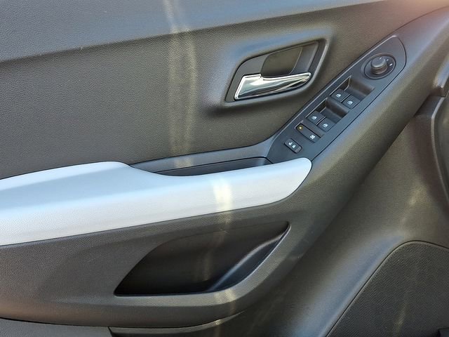 Used 2022 Chevrolet Trax LS w/ Tint and Cruise Package image 16