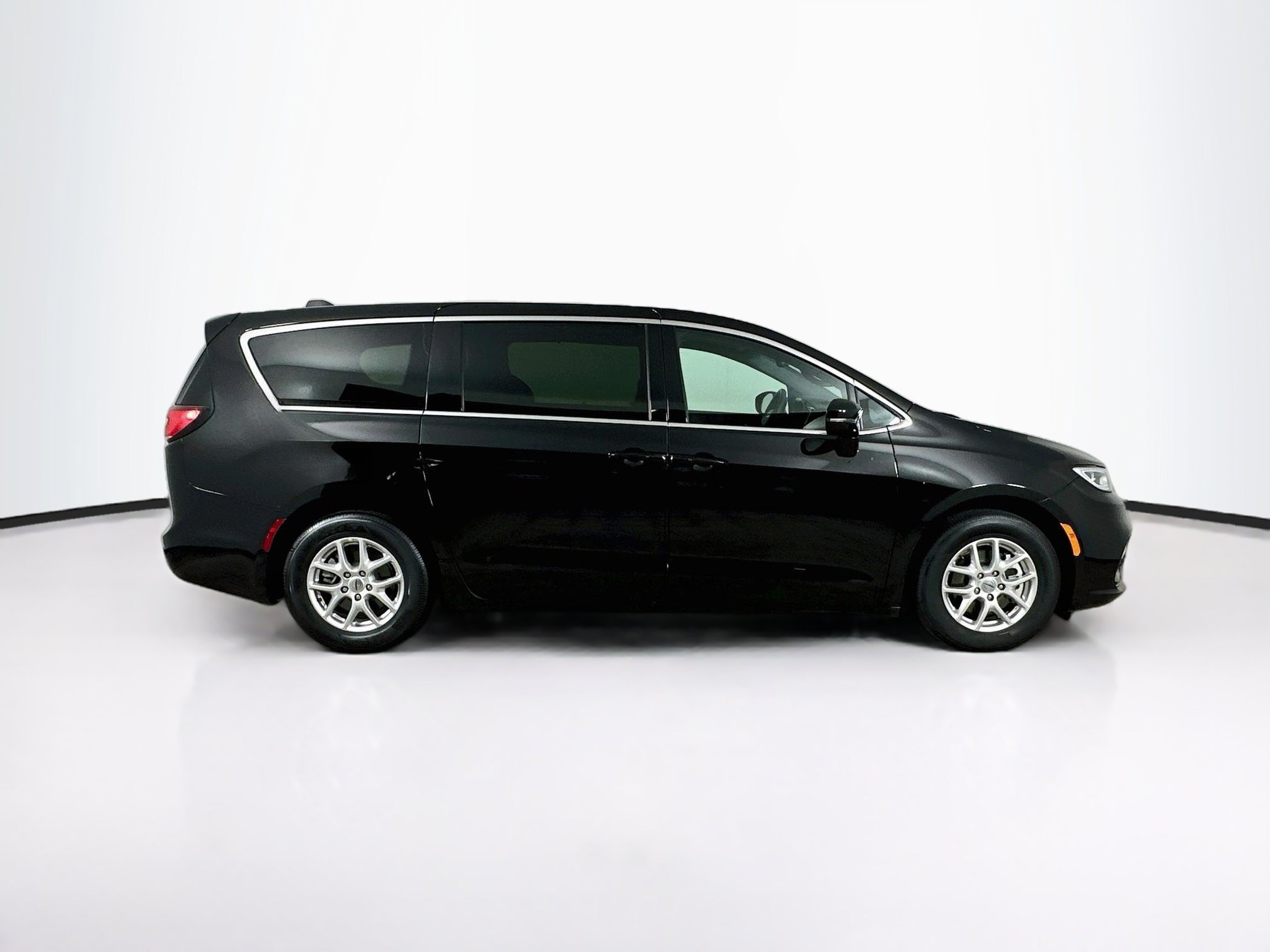 Used 2025 Chrysler Pacifica Select FWD image 10