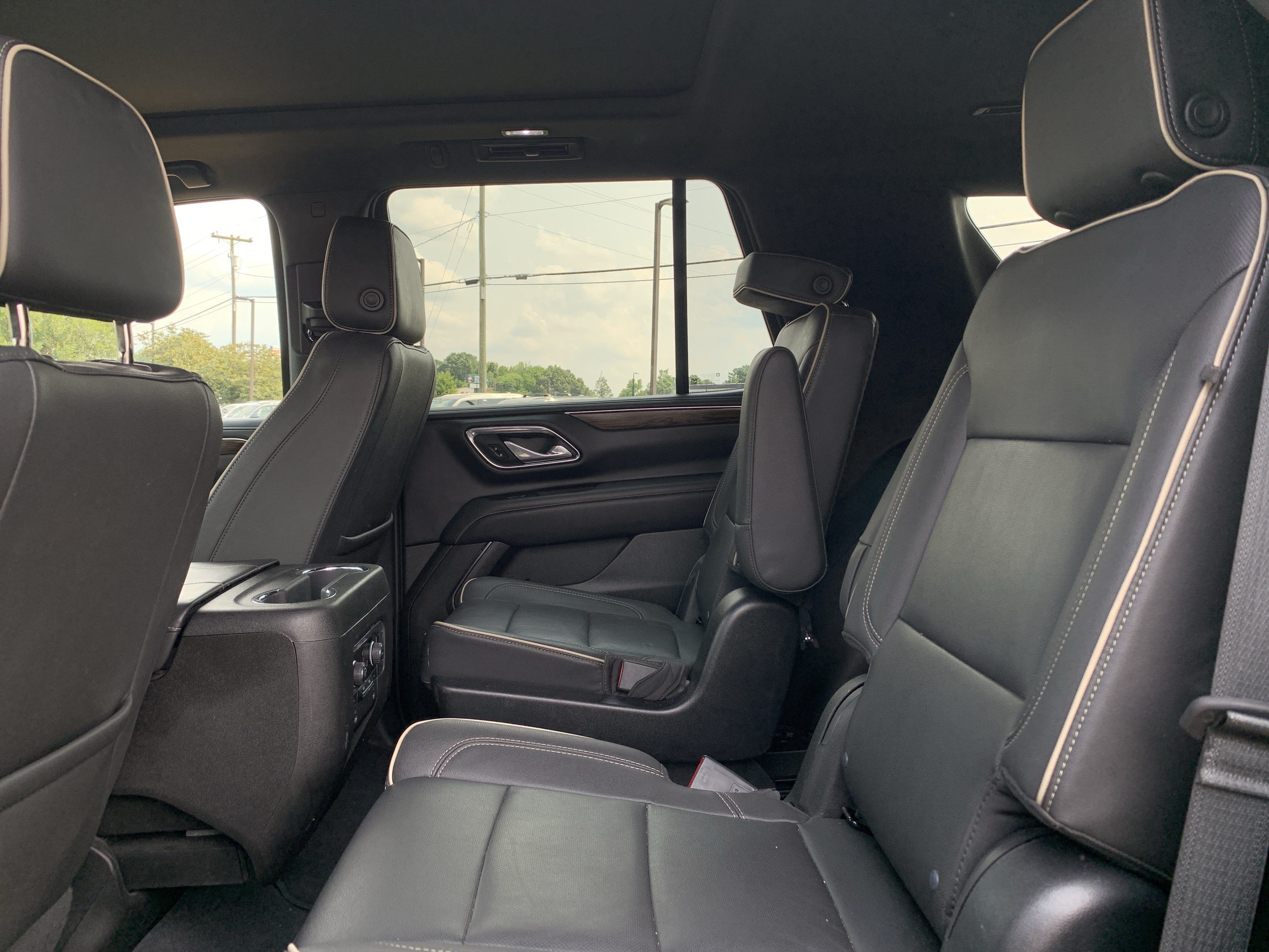 Used 2023 Chevrolet Tahoe Premier AWD/4WD image 32