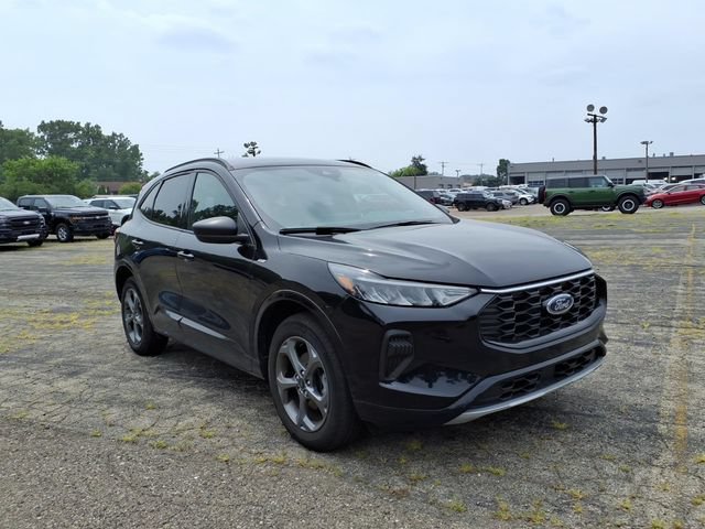 Used 2023 Ford Escape ST-Line w/ Tech Pack #1 AWD/4WD image 3