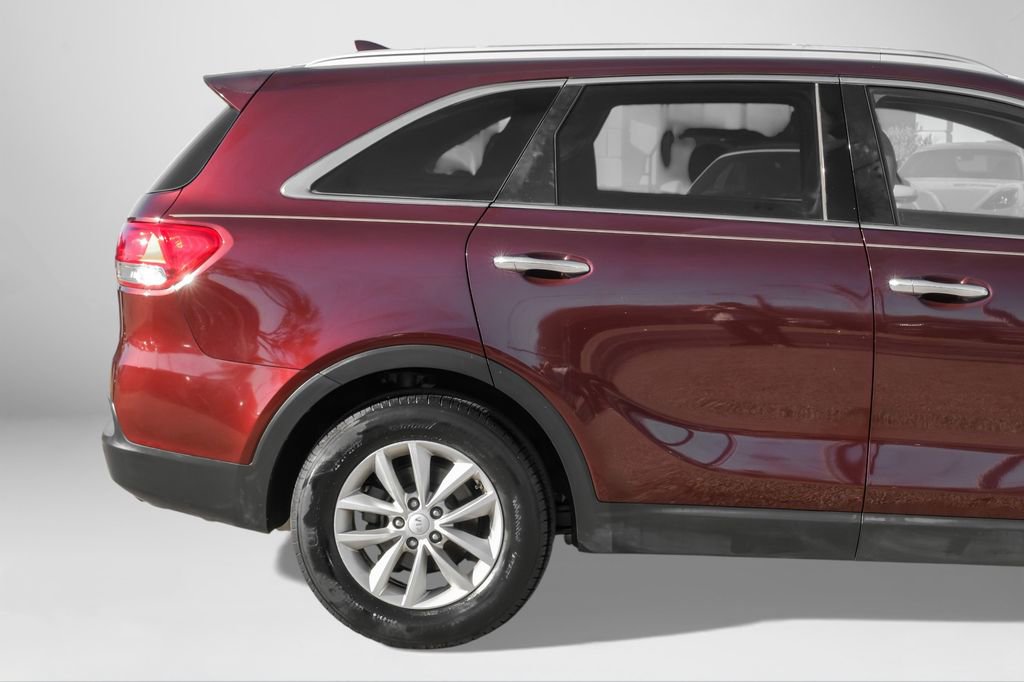 Used 2017 Kia Sorento LX w/ LX Convenience Package image 9