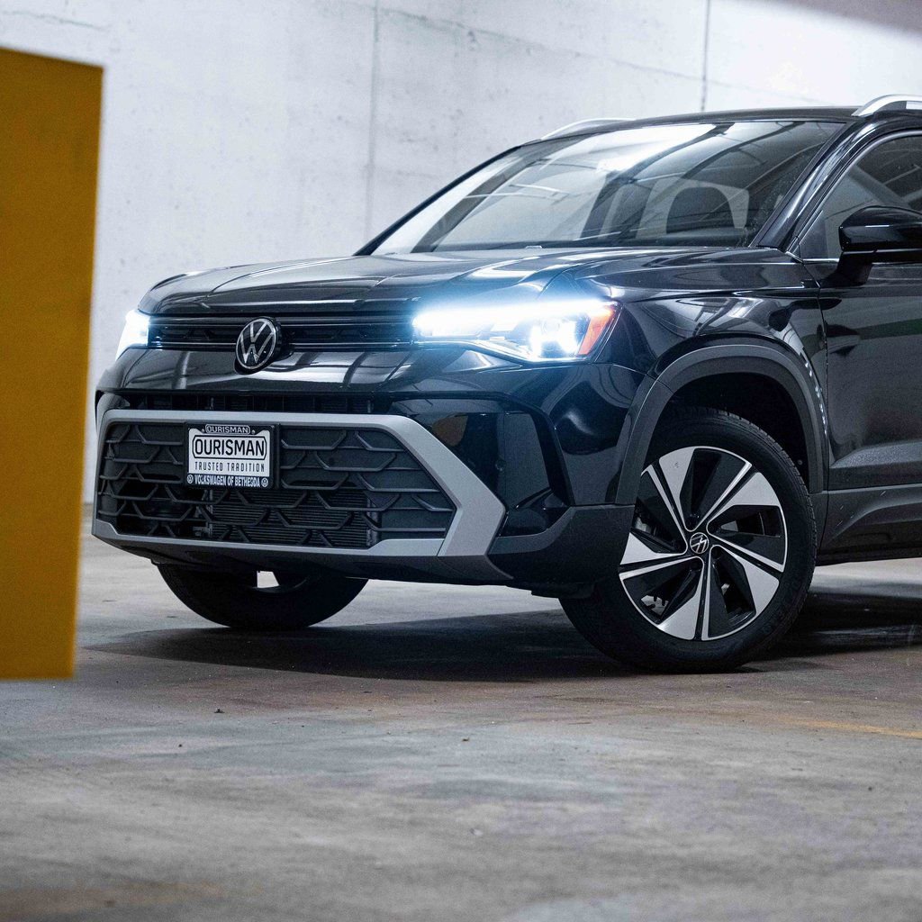 New 2026 Volkswagen Taos SE image 2