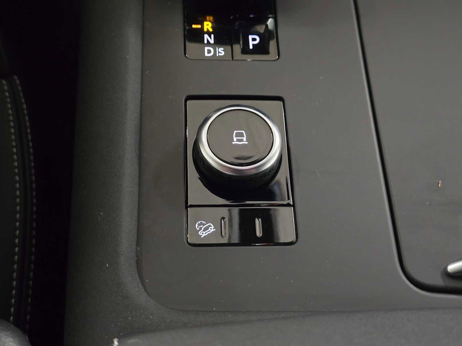 Used 2025 Land Rover Discovery Dynamic SE AWD/4WD image 37