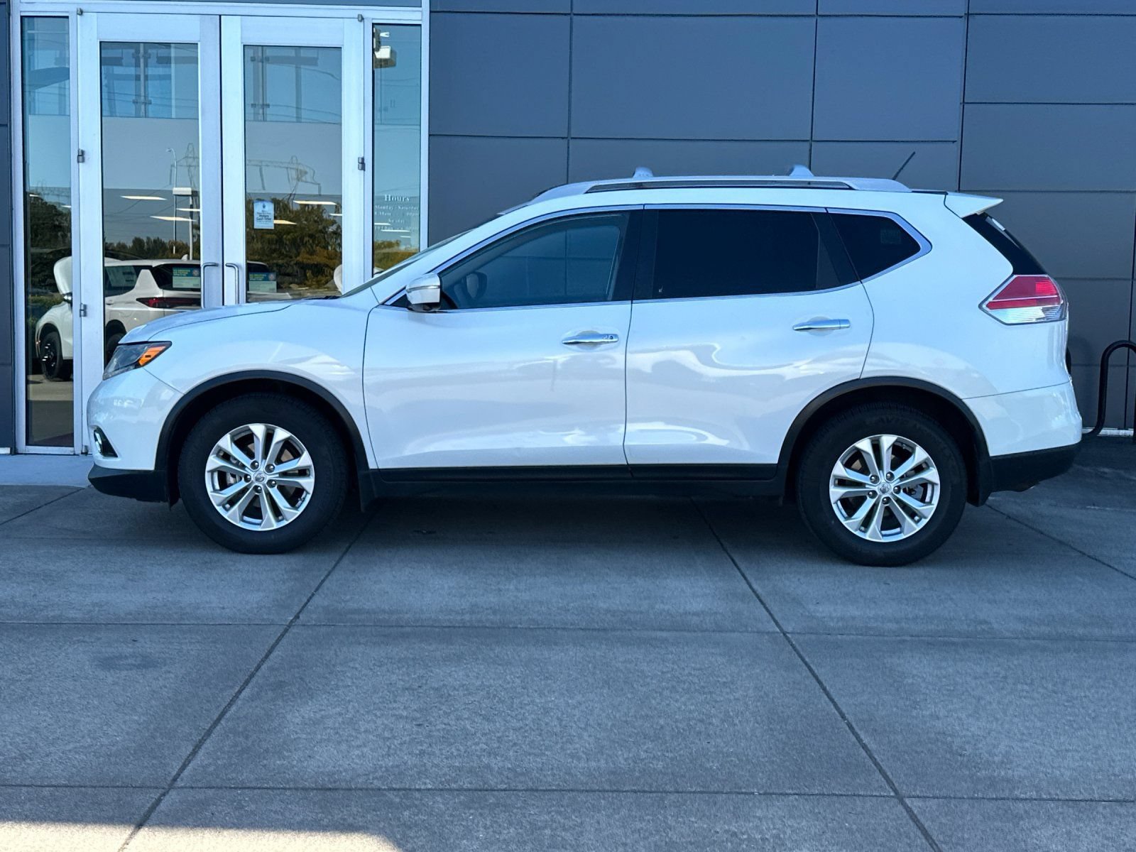 Used 2014 Nissan Rogue SV w/ SV Premium Package FWD image 6