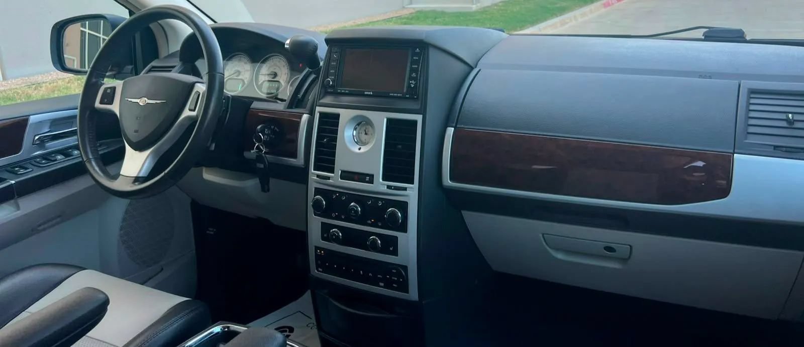 Used 2010 Chrysler Town & Country Touring Plus w/ Safetytec Group FWD image 27