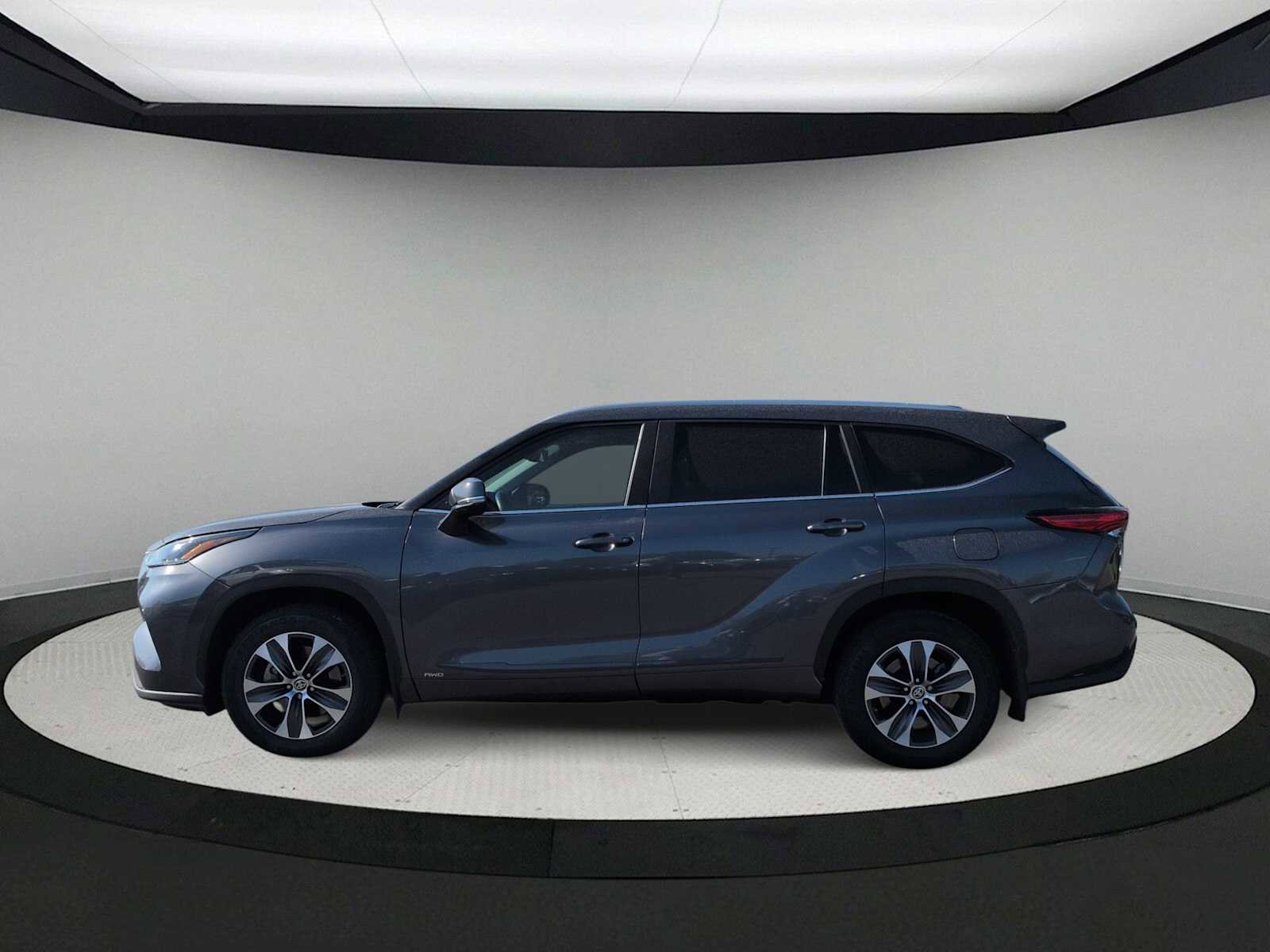 Used 2023 Toyota Highlander XLE AWD/4WD image 5
